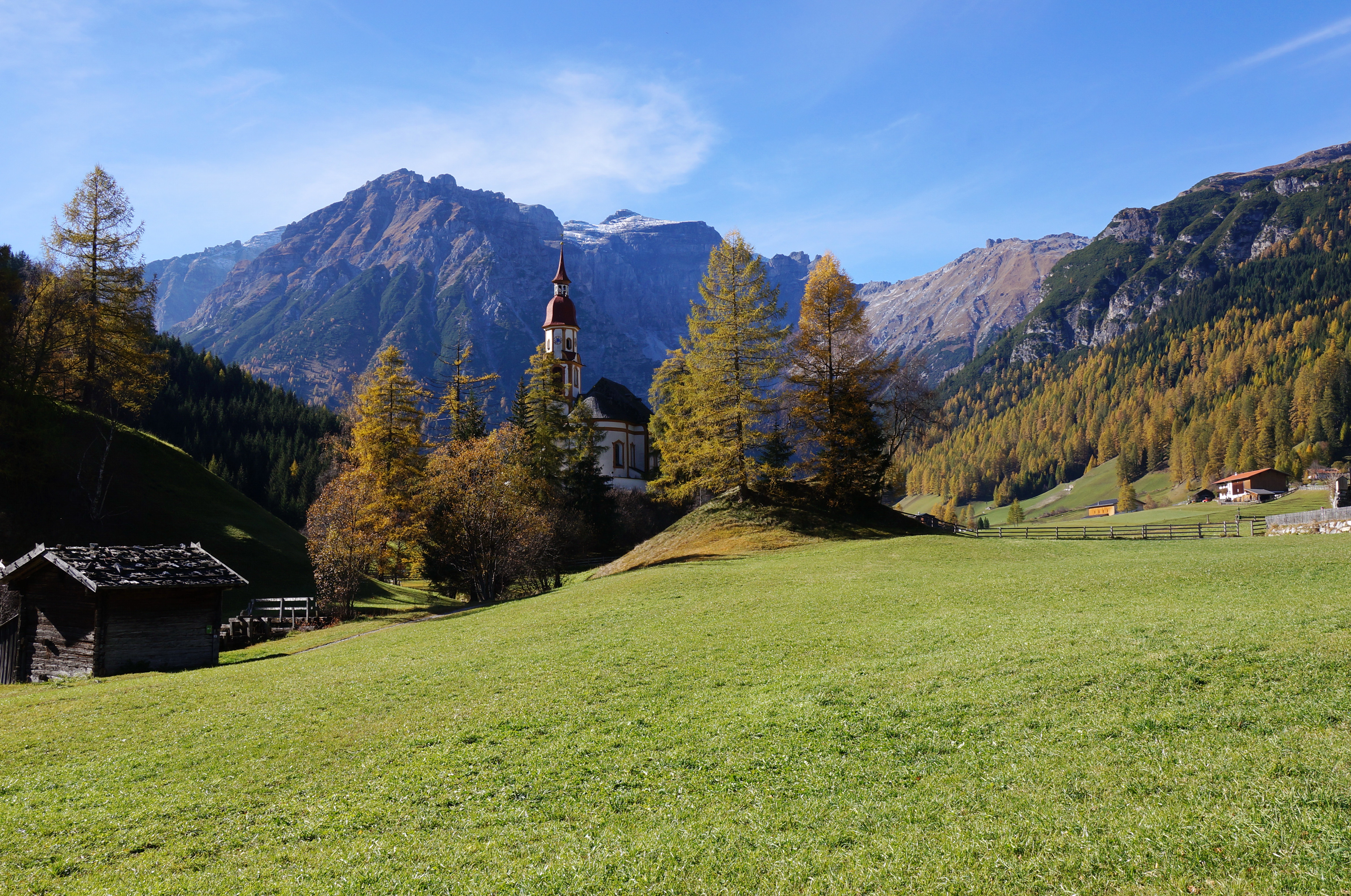 Obernberg mit der Dorfkirche vor den Bergen